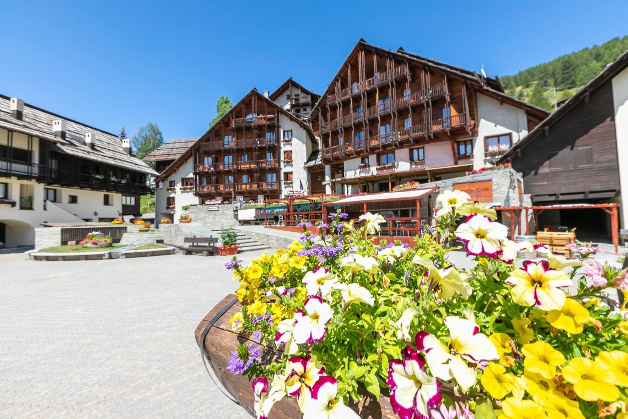 Grange Hike & Ski Sestriere Apartments - Happy Rentals Bagian luar foto